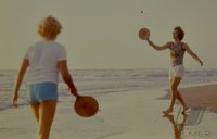 Fussball 1. Bundesliga Saison 1974/1975: Beckenbauer spielt Softball am Strand.