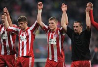 Fussball 1. Bundesliga : (v.li.) Bayern Schlussjubel Thomas Mueller, Bastian Schweinsteiger, Franck Ribery