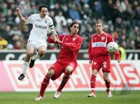 Fussball 1. Bundesliga: Moenchengladbach - Stuttgart, Zweikampf