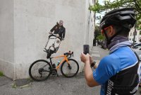 FUSSBALL Serie A 21/22: Neuer AS Rom Trainer Jose Mourinho auf einer Vespa an einer Hauswand