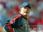 FUSSBALL 1. Bundesliga Bayern, Torwart Oliver KAHN, blickt ueber die Schulter