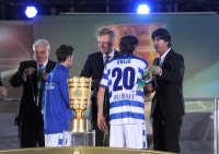 Fussball: DFB Pokal Finale:  (v. li.) Dr. Theo Zwanziger, Bundespraesident Christian Wulff, Ivica Grlic (MSV Duisburg) Trainer Joachim LOEW (Deutschland)