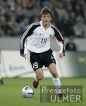 FUSSBALL  Lnderspiel Bernd Schneider (GER) am Ball