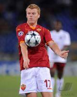 FUSSBALL CHAMPIONS LEAGUE: AS ROM, RIISE Einzelaktion