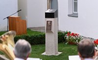 Enthuellung Bischof Sproll Stele in Rottenburg