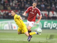Fussball CHL  Saison 2011/2012: Thomas Vermaelen (li, Arsenal) gegen Zlatan Ibrahimovic (AC Mailand)