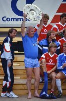 Fussball Lattek mit Meisterschale.