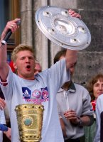 Fussball: Stefan Effenberg jubelt mit der Meisterschale