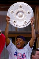 Fussball:  Paolo Sergio jubelt mit der Meisterschale
