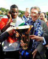 FUSSBALL SERIE A:  Mario Barwuah Balotelli, Praesident Massimo Moratti (v. li., Inter)