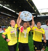 Fussball 1. Bundesliga :  Kevin Grosskreutz, Dede, Antonio da Silva  (v.li., Borussia Dortmund) jubel mit Schale