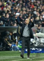 Fussball CHL 15/16 Achtelfinale: JUBEL Trainer Pep Guardiola (FC Bayern Muenchen)