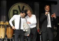 Fussball Deutscher Meister 2010/2011:  JUBEL Borussia Dortmund Trainer Juergen Klopp mit Meisterschale