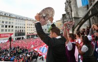 Fussball 1. Bundesliga  Meisterfeier FC Bayern Muenchen 14/15: Torwart Manuel Neuer mit Schale