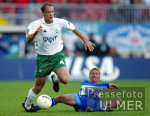 Fussball 1. Bundesliga: Bremen - Rostock, Zweikampf