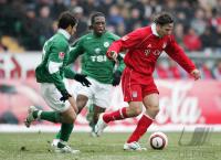 Fussball 1. Bundesliga: Wolfsburg - Bayern, Zweikampf