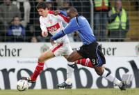 Fussball 1. Bundesliga: Arminia Bielefeld - VfB Stuttgart, Zweikampf