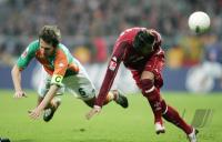 Fussball 1. Bundesliga: Bremen - Kaiserslautern, Zweikampf