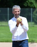Softball 1. Bundesliga 2021: First Pitch Oberbuergermeister Boris Palmer (Die Gruenen)