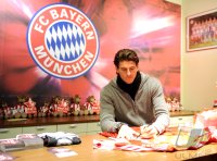 Fussball 1. Bundesliga : Mario Gomez vor dem FCB Logo (FC Bayern Muenchen)