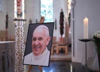 Ein Bild des verstorbenen Papst Franziskus I.im Rotternburger Dom St. Martin