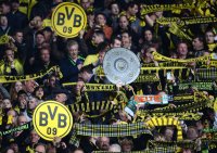 Fussball 1. Bundesliga :  Borussia Dortmund Fans mit der Meisterschale