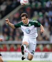 Fussball: 1. Bundesliga Saison 2010/2011: VfL Wolfsburg, HELMES am Ball