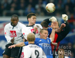 Fussball 1. Bundesliga: Schalke - Bielefeld,  Zweikampf