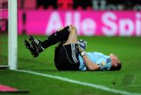 Fussball 1. Bundesliga : Frank Rost  (HSV) liegt verletzt am Boden