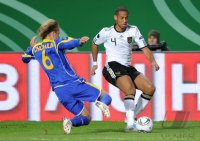 Fussball International EM 2012-Qualifikation: Anton Chiculin (li, Kasachstan) gegen Dennis AOGO (re, Deutschland)
