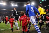 Fussball DFB Pokal 10/11 : Torwart Manuel Neuer (li, FC Schalke 04) laeuft mit Benedikt Hoewedes (Mitte, FC Schalke 04) und Thomas Kraft (re, FC Bayern Muenchen) mit den Kindern in die Allianz Arena ein