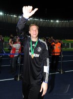 Fussball: DFB Pokal Finale: Torwart Manuel Neuer (FC Schalke 04)  winkt