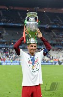 Fussball Europameisterschaft 2016 Finale: JUBEL Cristiano Ronaldo (Portugal) mit Pokal