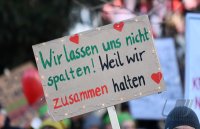 Kundgebung im Tuebinger Anlagenpark: 1200 Menschen demonstrierten gegen die einrichtungsbezogene Impfpflicht