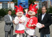 Fussball,, 07.06.2007, Enthuellung Euro Watch auf dem Salzburger Bahnhof