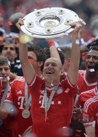 Fussball 1. Bundesliga  Saison  2012/2013: Arjen Robben (FC Bayern Muenchen) mit Schale
