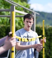 Leichtathletik: Hochspringer Lukas Gaertner (TV Rottenburg) trainiert im eigenen Garten