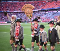 Fussball 1. Bundesliga 24/25: FC Bayern Muenchen feiert die 34. Deutschen Meisterschaft