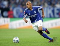 Fussball 1. Bundesliga: Schalke, VARELA Einzelaktion am Ball