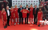 Fussball 1. Bundesliga : Praesident Uli Hoeness, Philipp Lahm, Arjen Robben, Vorstandsvorsitzender Karl - Heinz Rummenigge, Vorstandsvorsitzender adidas AG Herbert Hainer, Bastian Schweinsteiger , Vorstand Karl Hopfner (v. li., FC Bayern Muenchen)