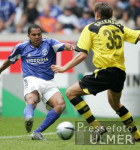 Fussball 1. Bundesliga: Schalke - Dortmund, Zweikampf