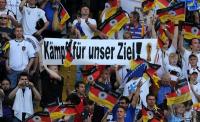 FUSSBALL INTERNATIONAL: Deutschland Fans mit einem Banner , KAEMPFT FUER EUER ZIEL
