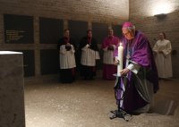 Pontifikalrequem: Segnung der Grablege in der Suelchenkirche in Rottenburg