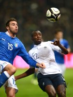 Fussball International:  Andrea Barzagli (li, Italien) gegen Blaise Matuidi  (Frankreich)