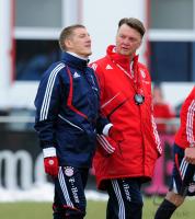 Fussball 1. Bundesliga : Trainer Louis van Gaal und Bastian Schweinsteiger (v. li., FCB)