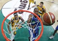 Basketball 1. Bundesliga: Tuebingen - Karlsruhe, Zweikampf