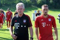 Fussball 1. Bundesliga 2010/2011:  Trainer Jupp Heynckes  (li.) und Franck Ribery (FC Bayern Muenchen)