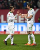 Fussball 1. Bundesliga 13/14:  JUBEL; Philipp Bargfrede (SV Werder Bremen) und Sebastian Proedl (SV Werder Bremen)