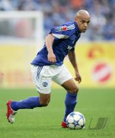 Fussball 1. Bundesliga: Schalke, VARELA Einzelaktion am Ball