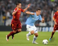 FUSSBALL SERIE A:  Gago Fernando Ruben (li, AS Rom) gegen Miroslav Klose (Lazio Rom)